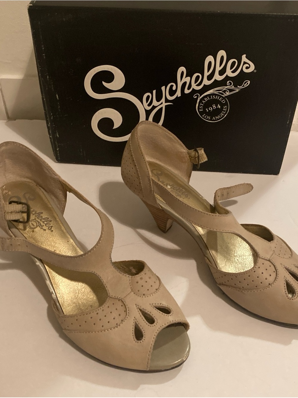 Seychelles Women's Mushroom Open Toe Heels Gold Straps Size 8 Cuban Heel